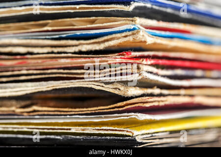 Stapeln von alten Vinyl-Schallplatten, die in bunten covers Stockfoto