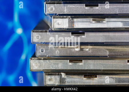 Der Stapel des verwendeten CD-Boxen ist vor einem blauen Hintergrund dargestellt. Stockfoto