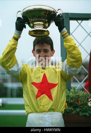 ANTHONY DOBBIN hält den HENNESSY COGNAC GOLD CUP 26. November 1994 Stockfoto