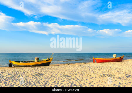 Bunte Fischerboote am Sandstrand Debki während sonnigen Sommertag, Ostsee, Polen Stockfoto