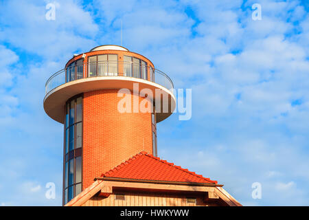 Leuchtturm blau sonnige Himmel in Debki Dorf, Ostsee, Polen Stockfoto