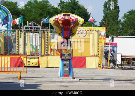 Mailand, Italien - Juni 22: Punchball-Maschine in den LunaPark. Lunapark ist eine Attraktion jährlich erreicht Großstädten um Kinder zu unterhalten Jugend Stockfoto