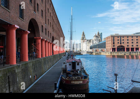 Ein Schiff in den Albert Dock in Liverpool, England, UK günstig Stockfoto