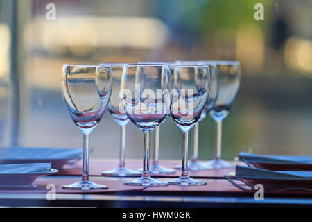 Schöne Brillen in ein teures Restaurant, Restaurant Wein-Liste, eine Tabelle mit einem Glas, innen Cafés, Themenrestaurant Stockfoto