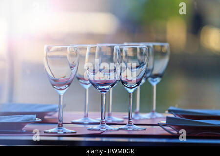 schöne Weingläser in ein teures Restaurant, Restaurant Wein-Liste, eine Tabelle mit einem Glas, innen Cafés, Themenrestaurant Stockfoto