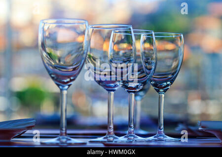 Schöne Weingläser gegenüber einander, Restaurant Wein-Liste, eine Tabelle mit einem Glas, innen Cafés, Themenrestaurant Stockfoto