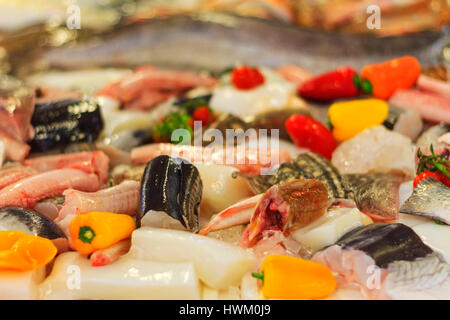 verschiedene Arten von Fisch und Gemüse auf dem Display, Produkte am Markt, frischer Fisch, gut für Touristen, Delikatessen, Ozean Fischfutter, Protein, nützlich Stockfoto