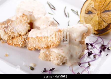 Fisch in Teig mit Sesam. Stockfoto