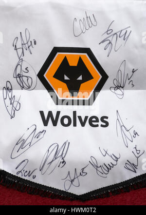 Wolverhampton Wanderers Football Club Logo und Spieler Signaturen Stockfoto