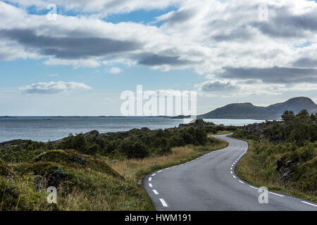 Straße in Norwegen, Lofoten in Berge und entlang der Küste führt. Stockfoto