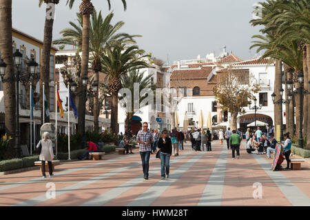 Paare, die Plaza del Balcón de Europa, Nerja, Andalusien, Spanien Stockfoto