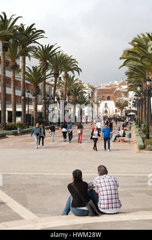 Paar sitzt der Plaza del Balcón de Europa, Nerja, Andalusien, Spanien Stockfoto