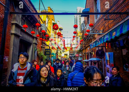 SHANGHAI, CHINA - 29. Januar 2017: Wandern rund um die Französische Konzession Bezirk von Shanghai, beliebtes Ziel für Touristen mit charmanten Gassen, Geschäften und Restaurants Stockfoto