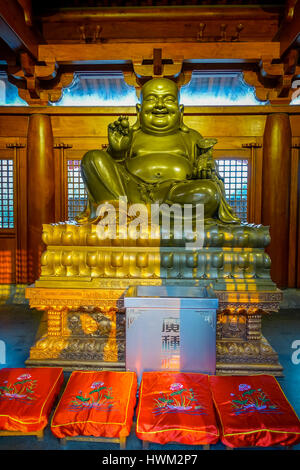 SHANGHAI, CHINA - 29. Januar 2017: religiöse Altar mit großen goldenen Buddha-Statue oben, zentriert im Inneren Jing'an Tempeldistrikt Stockfoto