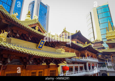 SHANGHAI, CHINA - 29. Januar 2017: Goldenes Dachl der schönen Tempelbau befindet sich im Inneren Jing'an Tempeldistrikt hautnah Stockfoto