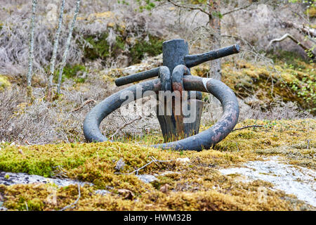 Alte Anker Ring gefunden auf einer Insel. Inmitten von Felsen. Anker-Schiffe jedoch nicht mehr verwendet. Stockfoto