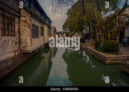 SHANGHAI, CHINA: Berühmte Zhouzhuang Wasserstadt, alten Stadtteil mit Kanälen und alten Gebäuden, charmante beliebtes Erholungsgebiet Stockfoto