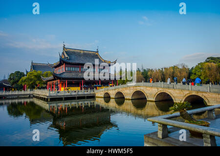 SHANGHAI, CHINA: Berühmte Zhouzhuang Wasserstadt, alten Stadtteil mit Kanälen und alten Gebäuden, charmante beliebtes Erholungsgebiet Stockfoto