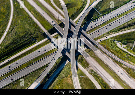 Luftaufnahme eines wichtigen Verkehrsknotenpunktes am Highway 404 und 407, nördlich von Toronto Kanada. Stockfoto