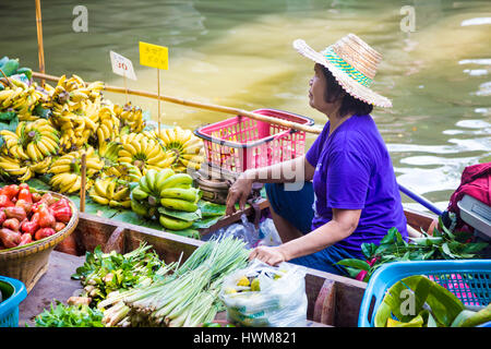 Frau sitzt in einem Boot, Verkauf von Bananen und Gemüse am Khlong Lat ansonsten Floating Market, Bangkok Thailand Stockfoto