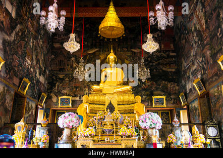 Sitzender Buddha im Tempel Wat Arun (Tempel der Morgenröte) in Bangkok, Thailand Stockfoto