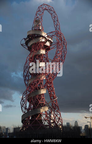 London, UK. 21. März 2017. Der ArcelorMittal Orbit (oft bezeichnet als die Orbit-Turm oder einfach nur die Umlaufbahn) ist 114,5 Meter hohen (376 ft) Skulptur und Aussichtsturm in der Queen Elizabeth Olympic Park in Stratford, London. Bildnachweis: Alberto Pezzali/Pacific Press/Alamy Live-Nachrichten Stockfoto