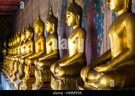 Reihe von sitzen Buddhas im Tempel Wat Arun (Tempel der Morgenröte) in Bangkok, Thailand Stockfoto