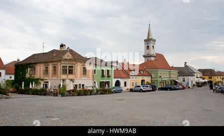 Hauptplatz des Dorfes von Rust in Österreich, gelegen auf dem Neusiedlersee, ein See, der zum Unesco-Weltkulturerbe ist. Stockfoto