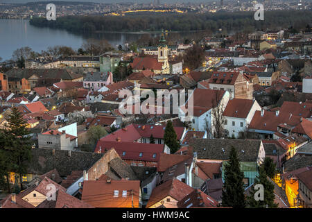 Zemun, Serbien - Ansicht des Hügels Gardos am Ufer der Donau in der Dämmerung Stockfoto