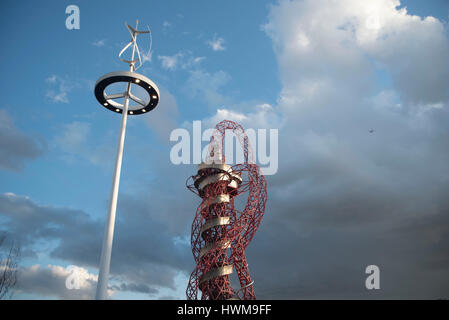 London, UK. 21. März 2017. Der ArcelorMittal Orbit (oft bezeichnet als die Orbit-Turm oder einfach nur die Umlaufbahn) ist 114,5 Meter hohen (376 ft) Skulptur und Aussichtsturm in der Queen Elizabeth Olympic Park in Stratford, London. Bildnachweis: Alberto Pezzali/Pacific Press/Alamy Live-Nachrichten Stockfoto