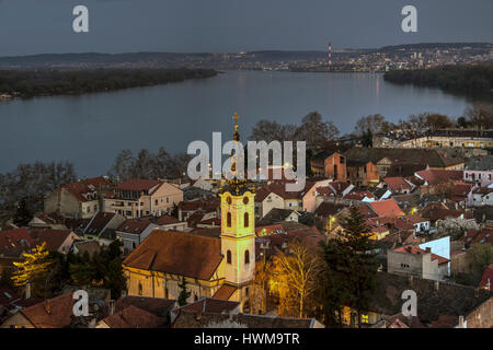 Zemun, Serbien - Ansicht des Hügels Gardos am Ufer der Donau in der Dämmerung Stockfoto