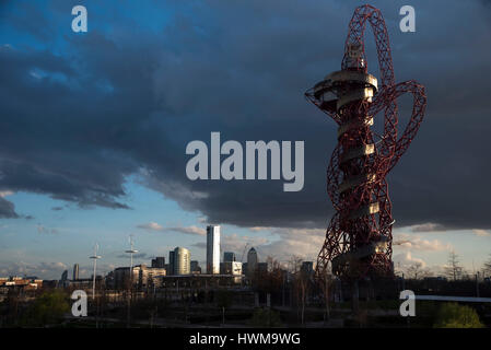 London, UK. 21. März 2017. Der ArcelorMittal Orbit (oft bezeichnet als die Orbit-Turm oder einfach nur die Umlaufbahn) ist 114,5 Meter hohen (376 ft) Skulptur und Aussichtsturm in der Queen Elizabeth Olympic Park in Stratford, London. Bildnachweis: Alberto Pezzali/Pacific Press/Alamy Live-Nachrichten Stockfoto