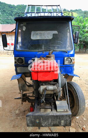 Lanten-Bergstämme sind eine ethnische Minderheit lebt in den Bergen zwischen E.Myanmar-N.Thailand-W.Laos-S.China. Alten Bauernhof Traktor gebrochen in verlassenen Stockfoto