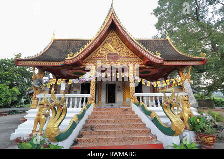 Muang La, Laos-October7, 2015: Wat Pha Singkham Tempel zieht Menschen aus ganzen Udomxai Provinz befindet sich in die 400 Jahre alte Buddha-Statue zu verehren Stockfoto