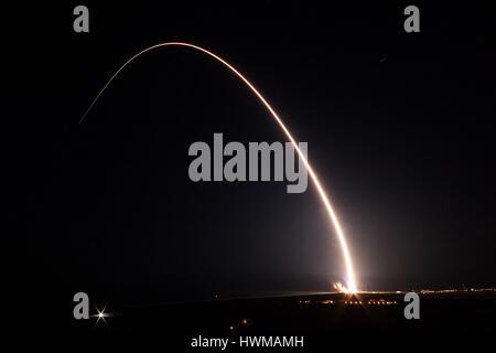 Die United Launch Alliance Delta IV-Rakete tragen die neunte Wideband globale Satellitenkommunikation Satellite Streifen über den Nachthimmel nach einer Nacht Start in Cape Canaveral Air Force Station 18. März 2017 in Cape Canaveral, Florida. Diese Mission ist der 35. Start der Delta IV seit seiner ersten Einführung im Jahr 2002. Stockfoto