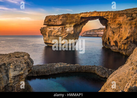 Gozo, Malta - schöne Azure Window, ein natürlichen Bogen und berühmten Wahrzeichen auf der Insel Gozo bei Sonnenuntergang Stockfoto