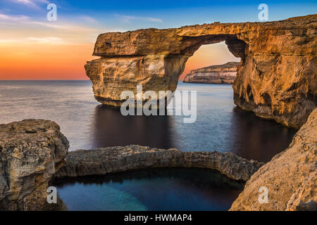 Gozo, Malta - schöne Azure Window, ein natürlichen Bogen und berühmten Wahrzeichen auf der Insel Gozo bei Sonnenuntergang Stockfoto