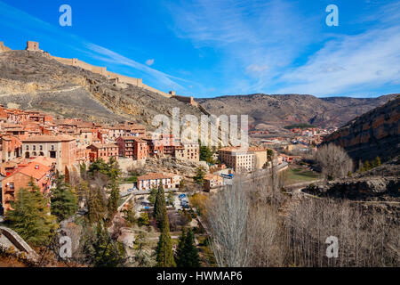 Blick über Albarricin, die Stadtmauer und das Tal an einem sonnigen Tag mit blauem Himmel. ALBARRACIN liegt in der Provinz Teruel, Spanien. Stockfoto