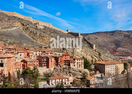 Blick über Albarricin, die Stadtmauer und das Tal an einem sonnigen Tag mit blauem Himmel. ALBARRACIN liegt in der Provinz Teruel, Spanien. Stockfoto
