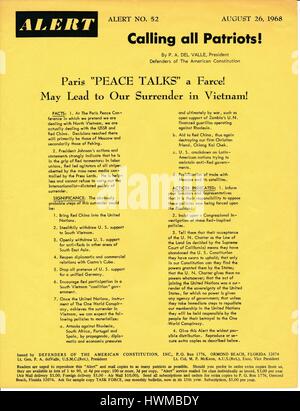 Ein Faltblatt aus der Zeit des Vietnamkriegs von Verteidigern der amerikanischen Verfassung mit dem Titel „Peace Talks a Farce“, das gegen die Pariser Friedenskonferenz plädiert und stark gelb und schwarz gefärbt ist, 26. August 1968. Stockfoto