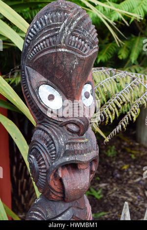 Traditionellen maori Maske in der Te parapara Garten an der Hamilton Gardens Stockfoto