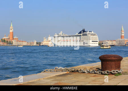 Die MSC Orchestra Kreuzfahrtschiff (2007) Segeln vorbei an allen wichtigen Sehenswürdigkeiten in Venedig, Italien Stockfoto