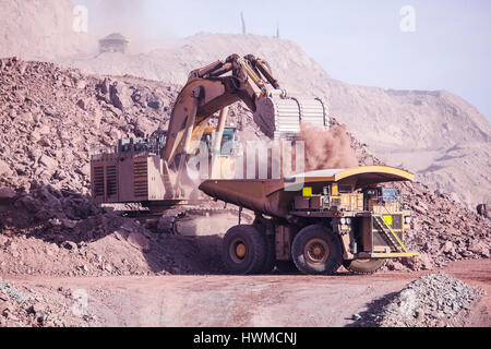 Laden von Kupfererz auf sehr großen Körper-Dump truck Stockfoto