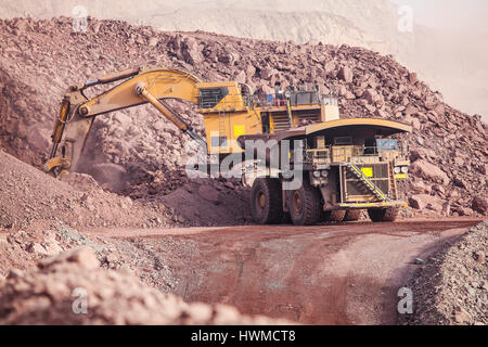 Laden von Kupfererz auf sehr großen Körper-Dump truck Stockfoto