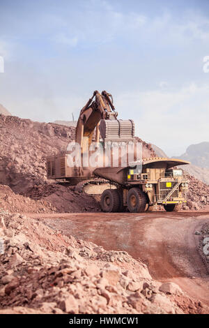 Laden von Kupfererz auf sehr großen Körper-Dump truck Stockfoto