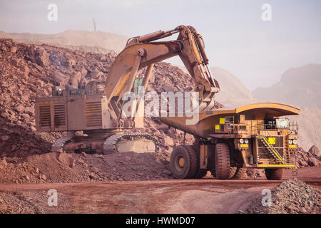 Laden von Kupfererz auf sehr großen Körper-Dump truck Stockfoto