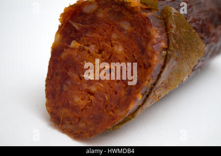 Inländische Wurst zerschneiden auf dem Tisch, während die Sonne scheint, Novi Sad, Serbien Stockfoto