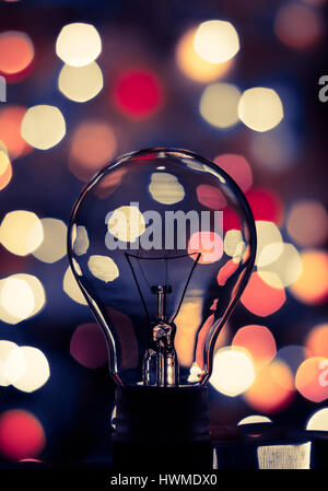 Glühbirne Bokeh. Abstrakte Foto einer Glühbirne mit bunten Bokeh Hintergrund. Stockfoto
