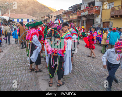 Pisac, Peru - 19. Mai 2016: Kinder in bunten, folkloristische Kostüme auf dem Markt von Pisac Stockfoto