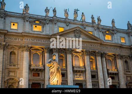 Nachtaufnahme von der Vorderseite der Petersdom mit der Statue des Heiligen Petrus in der Vatikanstadt Stockfoto